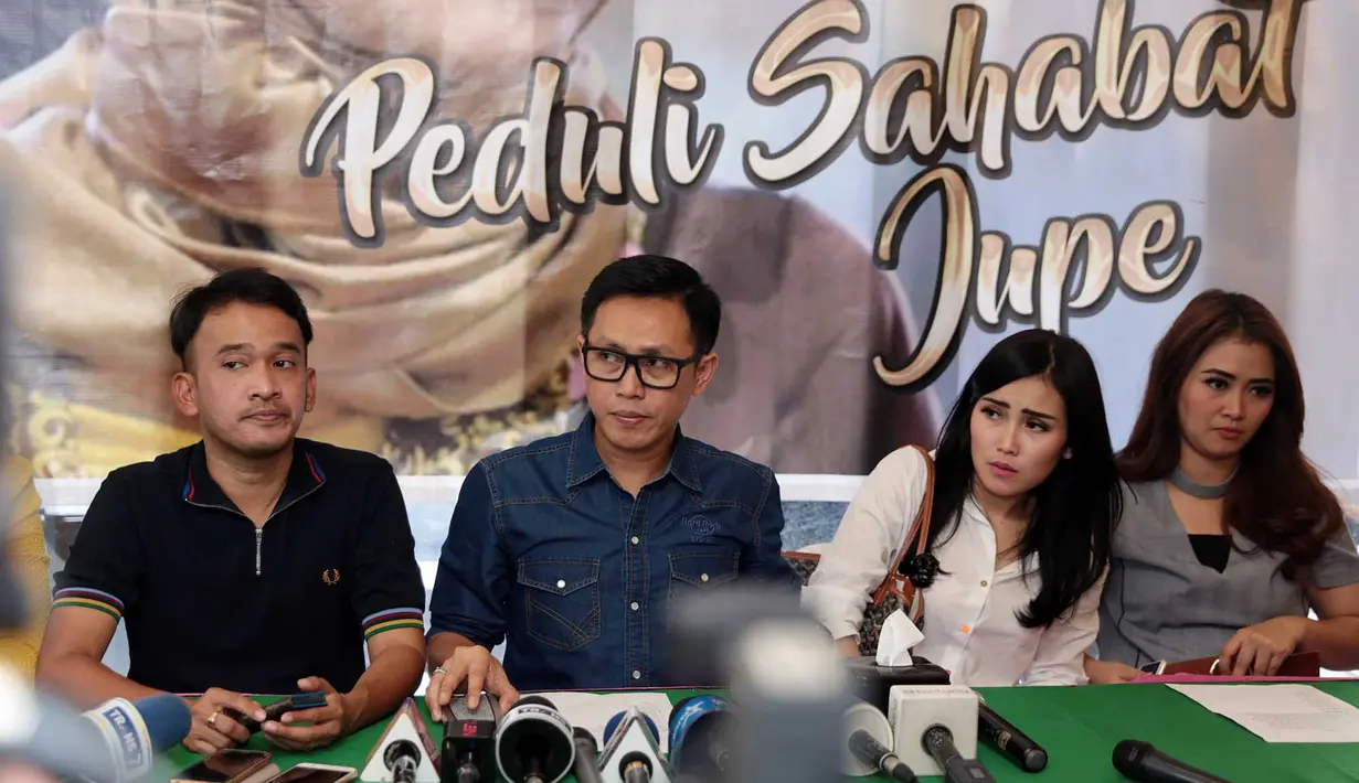 Begitu juga dengan efek setelah menjalani kemoterapi. Yang paling menonjol adalah kaki Jupe yang membengkak. Selain itu, organ lain juga mengalami masalah. (Deki Prayoga/Bintang.com)