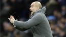 Pelatih Manchester City, Pep Guardiola, memberikan arahan kepada anak asuhnya saat melawan Watford pada laga Premier League 2019 di Stadion Etihad, Sabtu (9/3). Manchester City menang 3-1 atas Watford. (AP/Martin Rickett)