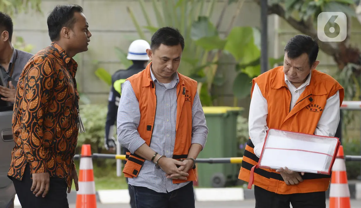 Kadis Perdagangan Lampung Utara nonaktif, Wan Hendri dan Kepala Dinas PUPR Lampung Utara nonaktif, Syahbuddin tiba di Gedung KPK, Jakarta, Rabu (29/1/2020). Mereka melengkapi berkas terkait kasus dugaan suap proyek di Dinas PUPR dan Dinas Perdagangan Kabupaten Lampung Utara.(merdeka.com/Dwi Narwoko)