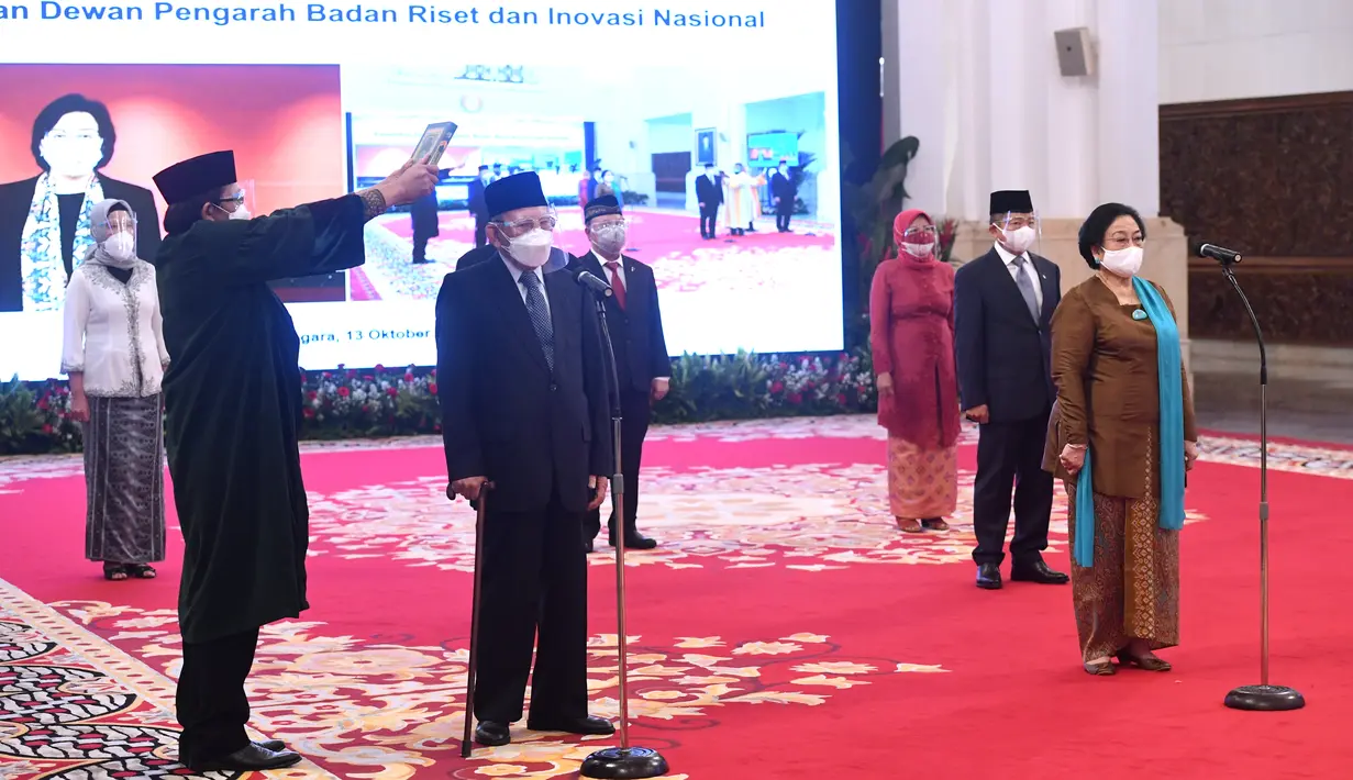 Sejumlah Dewan Pengarah BRIN disumpah saat dilantik di Istana Negara, Jakarta, Rabu (13/10/2021). Penetapan keanggotaan Dewan Pengarah BRIN tertuang dalam Keppres Nomor 45 Tahun 2021 tentang Pengangkatan Keanggotaan Dewan Pengarah BRIN. (Foto: Lukas– Biro Pers Sekretariat)