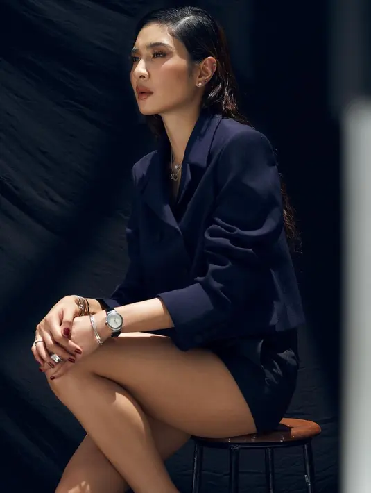 Mikha Tambayong terlihat fierce dengan blazer dan celana pendek. Paduan heels dari Gucci bikin tampilannya terlihat mahal [@miktambayong]