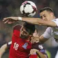 Striker Jerman, Sandro Wagner, duel udara dengan bek Azerbaijan, Tamkin Khalilzade, pada laga kualifikasi Piala Dunia di Stadion Fritz Walter, Minggu (8/10/2017). Jerman menang 5-1 atas Azerbaijan. (AP/Michael Probst)