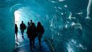 Wisatawan mengunjungi sebuah gua es yang dikenal dengan "La Grotte de Glace", di gletser Mer de Glace (Lautan Es) di Chamonix-Mont-Blanc, Pegunungan Alpen Prancis, Jumat (19/7/2019). Gua yang berada di lereng Mont Blanc ini memiliki panjang 7 km dengan kedalaman 200 meter. (PHILIPPE DESMAZES/AFP)