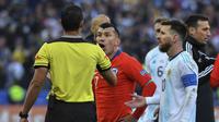 Pemain Timnas Argentina, Lionel Messi (kanan) berbicara dengan wasit setelah diganjar kartu merah saat melawan Chile pada perebutan tempat ketiga Copa America 2019 di Corinthians Arena, Sao Paolo, Minggu (7/7/2019) dini hari WIB. (AFP/Nelson Almeida)
