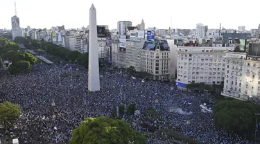 Para penggemar Argentina merayakan kemenangan atas Kroasia pada pertandingan semifinal Piala Dunia Qatar 2022 di Obelisk di Buenos Aires, Rabu (14/12/2022). Argentina berhasil melaju ke final Piala Dunia 2022 usai mengalahkan Kroasia 3-0. (AFP/Luis Robayo)