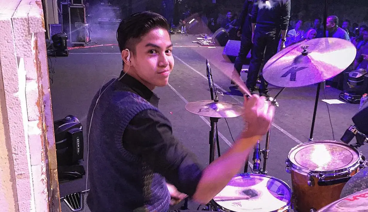 Masih dengan gaya rambut skin head, namun ditambah sedikit dengan gel rambut agar terlihat lebih rapi. Gaya skin head agak klimis ini di unggahnya pada 2015 silam. Saat itu dirinya sedang mengisi acara bersama Ahmad Dhani band di sebuah hotel di Malang. (Liputan6.com/IG/@elelrumi)