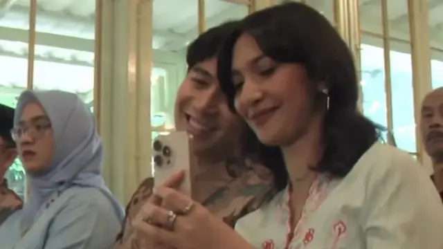 Sheila Dara Kenakan Kebaya Bordiran Bunga saat Tunangan sang Adik. Dok. Istimewa