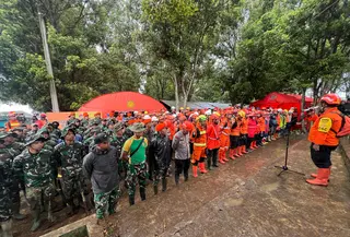 Tim SAR gabungan melaksanakan apel sebelum melakukan pencarian korban terdampak longsor di Cisarua, Kabupaten Bandung Barat. (Kantor SAR Bandung)