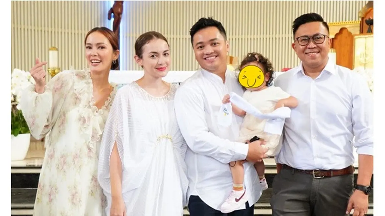 7 Potret Anak Rianti Cartwright Dibaptis, Kehadiran Cathy Sharon Curi Perhatian