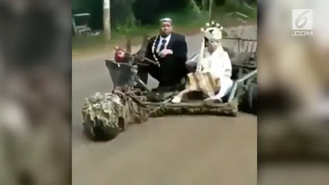 Sepasang pengantin memilih menggunakan Vespa gembel sebagai kendaraannya