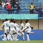 Selebrasi para pemain Timnas Senegal U-17 setelah unggul 2-0 lewat gol bunuh diri pemain Timnas Polandia U-17, Dominik Szala pada laga kedua Grup D Piala Dunia U-17 2023 di Stadion Si Jalak Harupat, Kabupaten Bandung, Selasa (14/11/2023). (Bola.com/Ikhwan Yanuar)