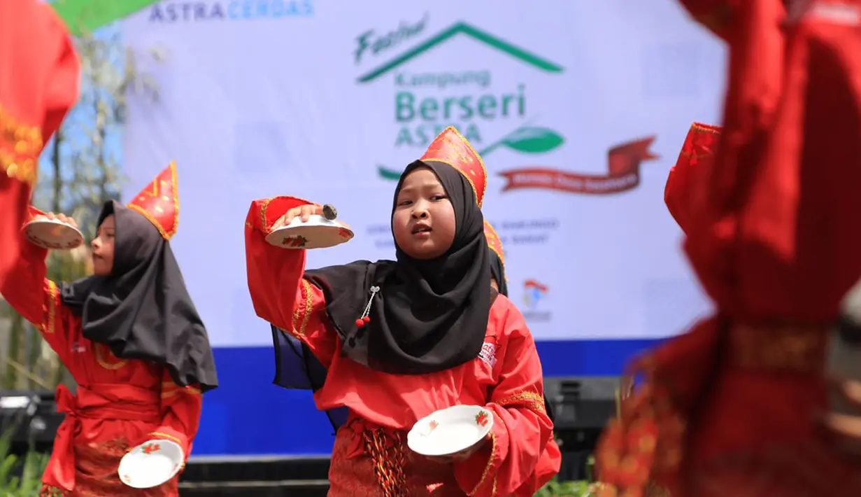 Anak-anak di Kampung Berseri Astra Jorong Tabek menampilkan kesenian tari piring dalam acara Festival Kampung Berseri Astra bertema Pendidikan Kecakapan Hidup Melalui Kearifan Lokal di Kabupaten Solok, Sumatra Barat (28/4/2019). (Liputan6.com/HO/Eko)