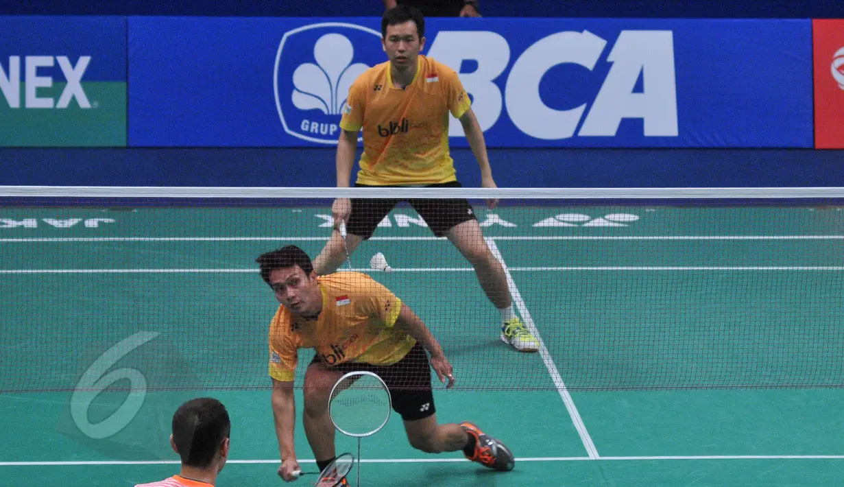 Ganda putra, Hendra/Ahsan mengembalikan kok ke arah Fu Haifeng/Zhang Nan asal Tiongkok di semifinal BCA Indonesia Open Super Series Premier 2015, di Jakarta, Sabtu (6/6/2015). Fu Haifeng/Zhang Nan 20-22, 21-18 dan 15-21. (Liputan6.com/Herman Zakharia)