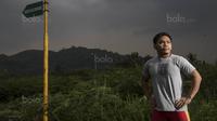 Lifter Indonesia, Eko Yuli, melakukan sesi foto sebelum latihan di Gymnasium Sabilulungan, Jumat (21/7/2017). Tim angkat besi Indonesia melakukan persiapan jelang SEA Games 2017 Malaysia. (Bola.com/Vitalis Yogi Trisna)