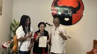 Ketua Umum DPP PDI Perjuangan (PDIP) Megawati Soekarnoputri bersama dengan musisi Sri Krishna Encik dan Butet Kartaredjasa . (Foto: dokumentasi PDIP)