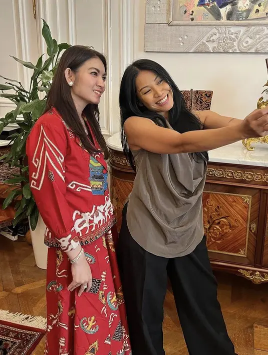 Berfoto bersama Anggun C Sasmi, Selvi melengkapi penampilan dengan perhiasan lengkap dari anting hingga cincin. Dengan rambut terurai dan makeup flawlessnya. [@andinieffendi]