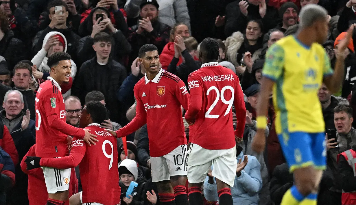 Penyerang Manchester United, Jadon Sancho (kiri)  merayakan gol yang dicetak Anthony Martial (kedua kanan) ke gawang Nottingham Forest pada leg kedua semifinal Piala Liga Inggris Forest di Old Trafford di Manchester, Inggris, Kamis (2/2/2023).  Jadon Sancho memulai laga dengan duduk di bangku cadangan. Erik ten Hag baru memainkan pemain 22 tahun itu pada menit ke-63. (AFP/Paul Ellis)