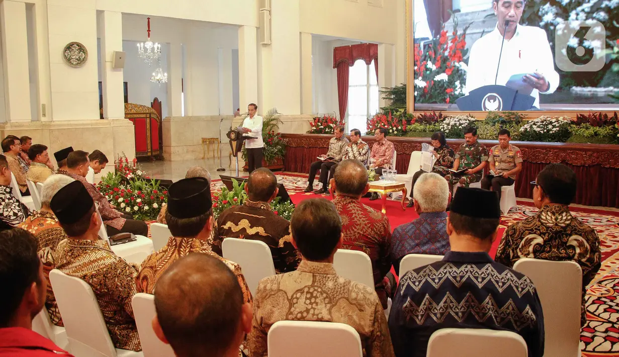 Presiden Joko Widodo atau Jokowi memberikan pengarahan kepada para peserta Rapat Koordinasi Nasional Kebakaran Hutan dan Lahan 2020 di Istana Negara, Jakarta, Kamis (6/2/2020). Jokowi memperingatkan Polri dan TNI untuk menindak tegas pelaku pembakaran hutan. (Liputan6.com/Faizal Fanani)