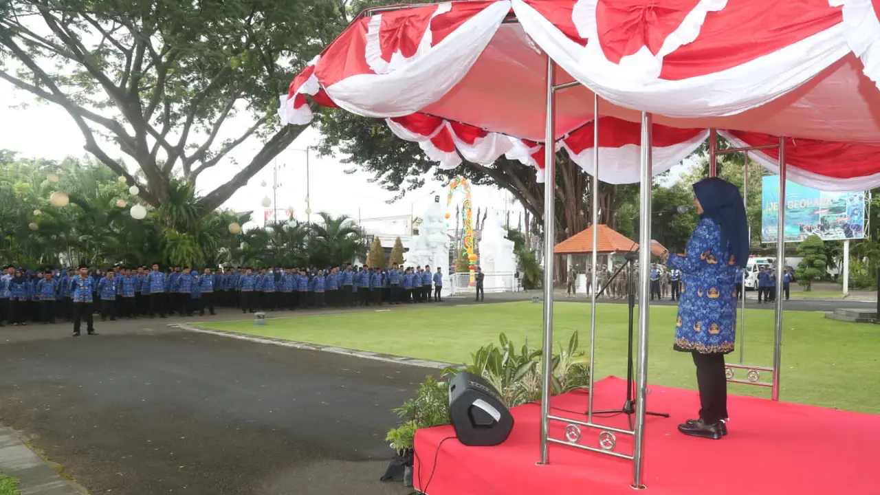 Para ASN di Banyuwangi mengikuti upacar hari Kesadaran Nasional di halaman Pemkab Banyuwangi (Istimewa)