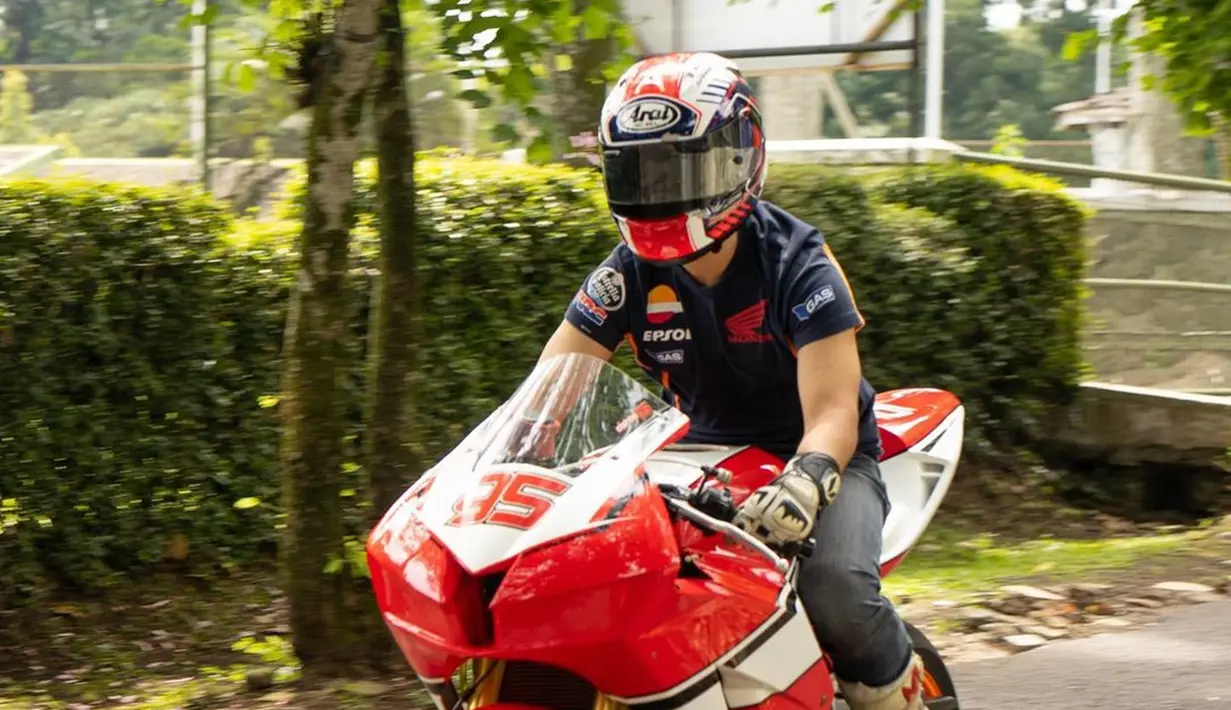Sepupu dari Raffi Ahmad diketahui pernah mencoba jadi pebalap profesional. Ia cukup berprestasi dengan sering naik podium saat jadi pebalap. Momen Alshad naik motor balap pun curi perhatian warganet. (Liputan6.com/IG/alshadahmad)