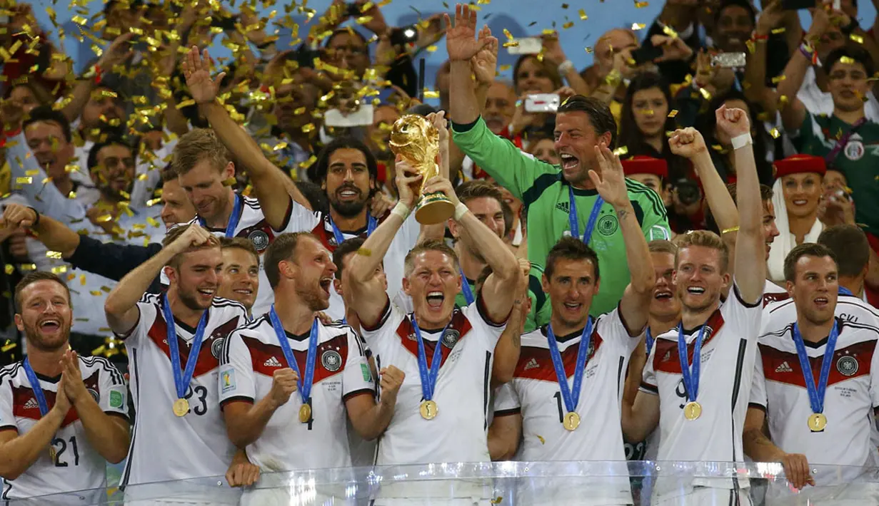 Para pemain Timnas Jerman mengangkat trofi Piala Dunia usai mengalahkan Argentina 1-0 di Stadion Stadion Maracana, Rio de Janeiro, (14/7/2014). (REUTERS/Kai Pfaffenbach)