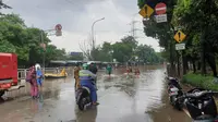 Banjir menutup Jalan DI Pandjaitan, tepatnya sekitaran Cawang Soetoyo mengarah ke UKI, Jakarta Timur, Selasa (25/2/2020). (Liputan6.com/Nanda Perdana Putra)