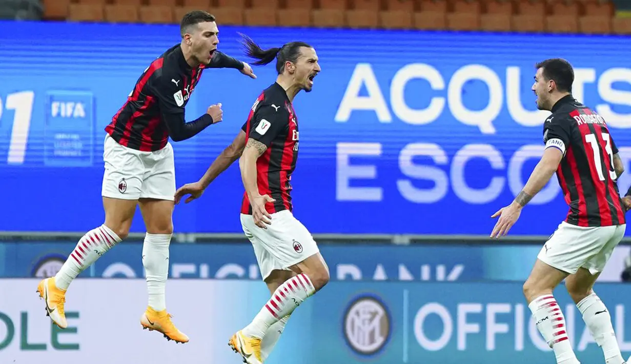 Pemain AC Milan Zlatan Ibrahimovic (tengah) melakukan selebrasi usai mencetak gol ke gawang Inter Milan pada pertandingan perempat final Coppa Italia di Stadion San Siro, Milan, Italia, Selasa (26/1/2021). Inter Milan menang 2-1. (Spada/LaPresse via AP)