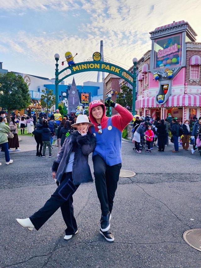 Jadi Mario Bros, 7 Potret Liburan Reino Barack dan Syahrini di Taman Bermain