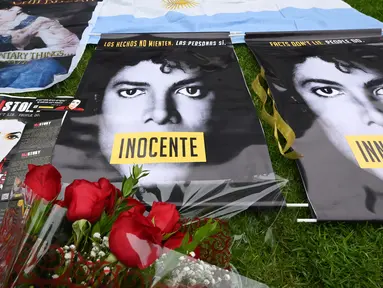 Poster dan bunga diletakkan di luar tempat peristirahatan terakhir Michael Jackson di mausoleum Holly di Terrace Forest Lawn Cemetery, California, Selasa (25/6/2019). Tepat pada hari ini sepuluh tahun yang lalu berita kematian King of Pop Michael Jackson sempat mengguncang dunia. (Robyn Beck/AFP)