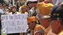 Sejumlah veteran berunjuk rasa di depan Istana Merdeka, Jakarta (7/4). Mereka menyerukan kepada Presiden Jokowi untuk mempertimbangkan cara melakukan penggusuran dan pengosongan rumah negara yang di huni oleh para veteran. (Liputan6.com/Gempur M Surya)