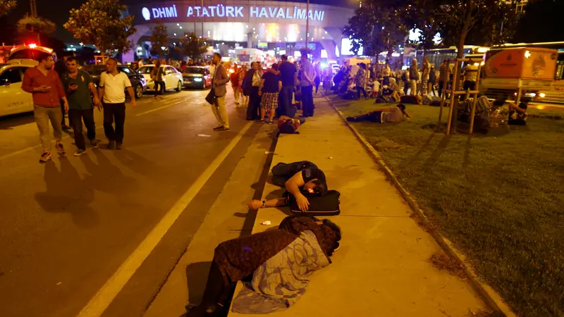 20160628-Kepanikan dan Kekacauan Saat Ledakan Bom Turki di Bandara Istanbul-Turki