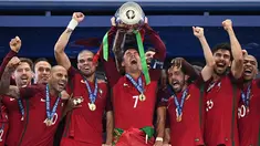 Portugal berhasil meraih trofi Piala Eropa 2016 usai mengalahkan Prancis dengan skor 1-0 pada laga final yang berlangsung di Stade de France, Saint-Denis, Senin (11/7/2016) dini hari WIB. (AFP/Franck Fife)