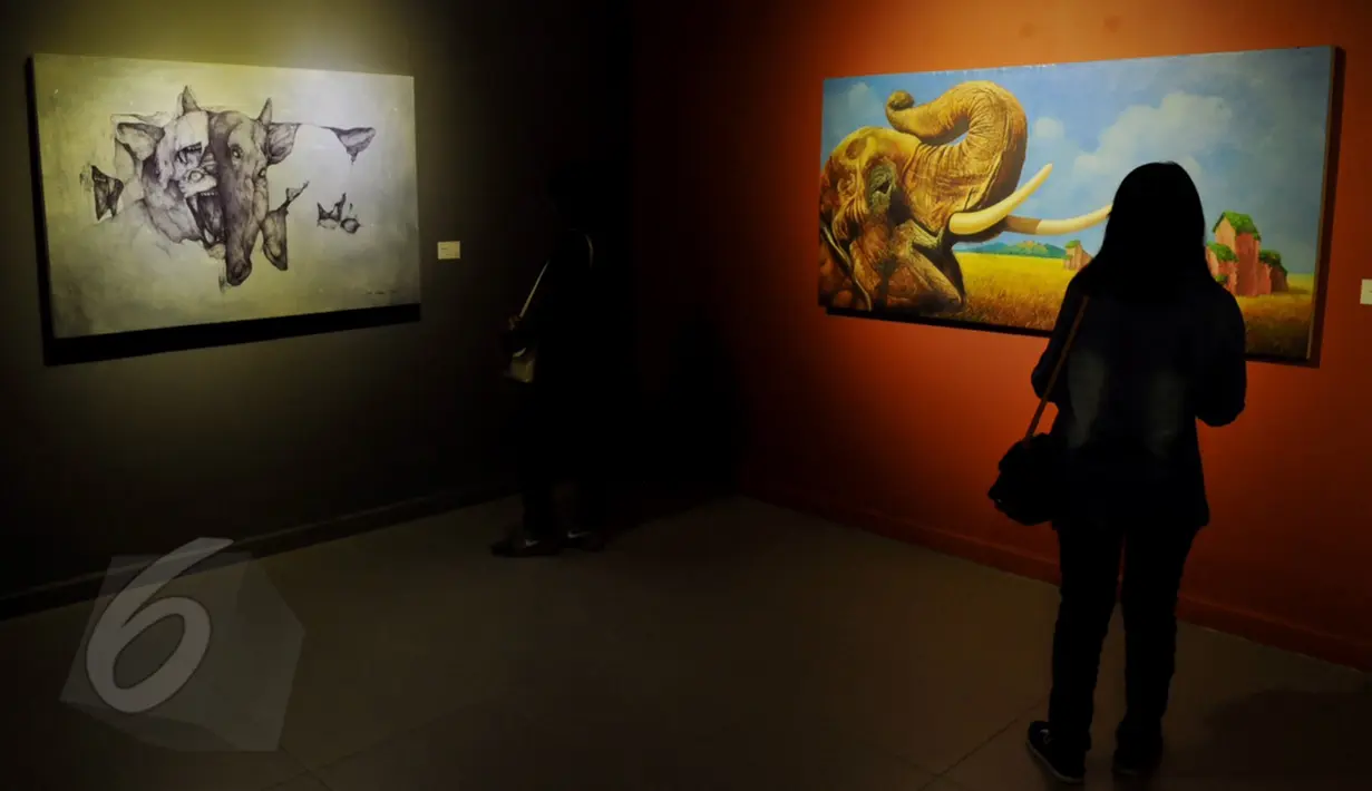 Pengunjung melihat lukisan saat Pameran seni rupa nusantara 2015 di Galeri Nasional, Jakarta, Kamis (28/05/2015). Sebanyak 106 karya 2 dan 3 dimensional diantaranya lukisan, drawing, object, seni grafis, video art,dll. (Liputan6.com/Andrian M Tunay)