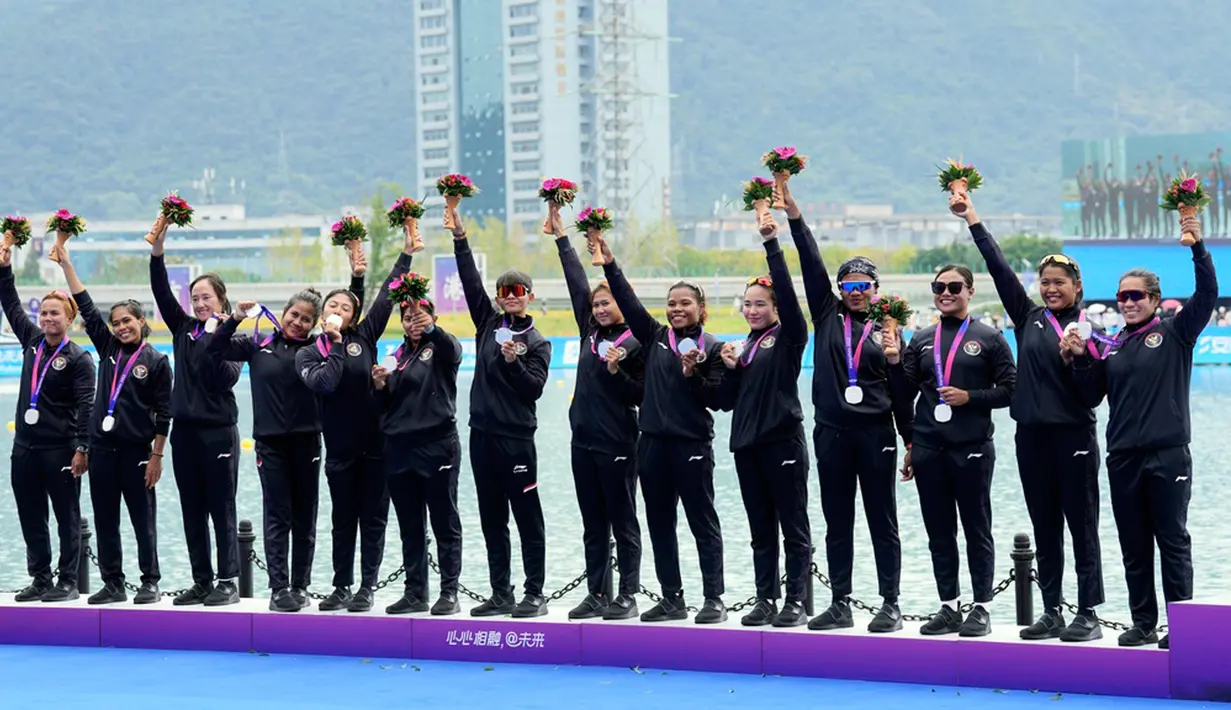 Tim perahu naga putri Indonesia menghasilkan medali perak pada nomor Women's Dragon Boat 500m. Ayuning Tika Vihari Cs mencatatkan waktu 2 menit 23,190 detik. (AP Photo/Eugene Hoshiko)
