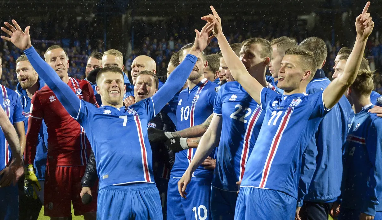 Para pemain Islandia merayakan keberhasilan lolos ke Piala Dunia 2018 usai mengalahkan Kosovo di Reykjavik, Senin (9/10/2017). Islandia untuk pertama kali dalam sejarah lolos ke Piala Dunia. (AFP/Haraldur Gudjonsson)