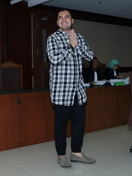 Mendegar tuntutan jaksa Komisi Pemberantasan Korupsi, penyanyi kelahiran Serang 36 tahun silam itu mengaku sedih dan kecewa. Tapi, ia berusaha ikhlas atas kenyataan pahit yang harus di hadapi sekarang. (Deki Prayoga/Bintang.com)