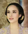 Kental nuansa tradisional, rambut aktris cantik kelahiran 2 Juni 1995 itu ditata Mamie Hardo dengan sanggul Jawa yang khas dan dihiasi beberapa aksesori rambut. @evalovira.