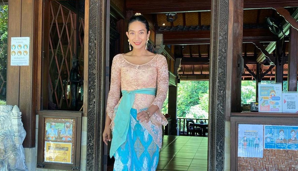Tampil dengan kebaya berwarna peach yang dikombinasi dengan kain biru, penampilan Happy Salma ini terlihat begitu manis. Happy Salma sendiri memang kerap terlihat memakai kebaya di berbagai kesempatan dalam akun Instagram pribadinya. (Liputan6.com/IG/@happysalma)