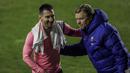 Pemain Barcelona, Lionel Messi (kiri) dan pelatih Barcelona Ronald Koeman usai pertandingan melawan Rayo Vallecano pada laga babak 16 Besar Copa del Rey di Vallecas stadium, Madrid, Kamis (28/1/2021). (Foto: AP/Manu Fernandez)