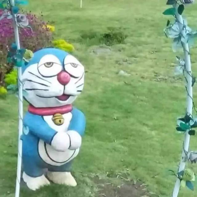 6 Patung Kartun Ini Bentuknya Absurd, Enggak Habis Pikir