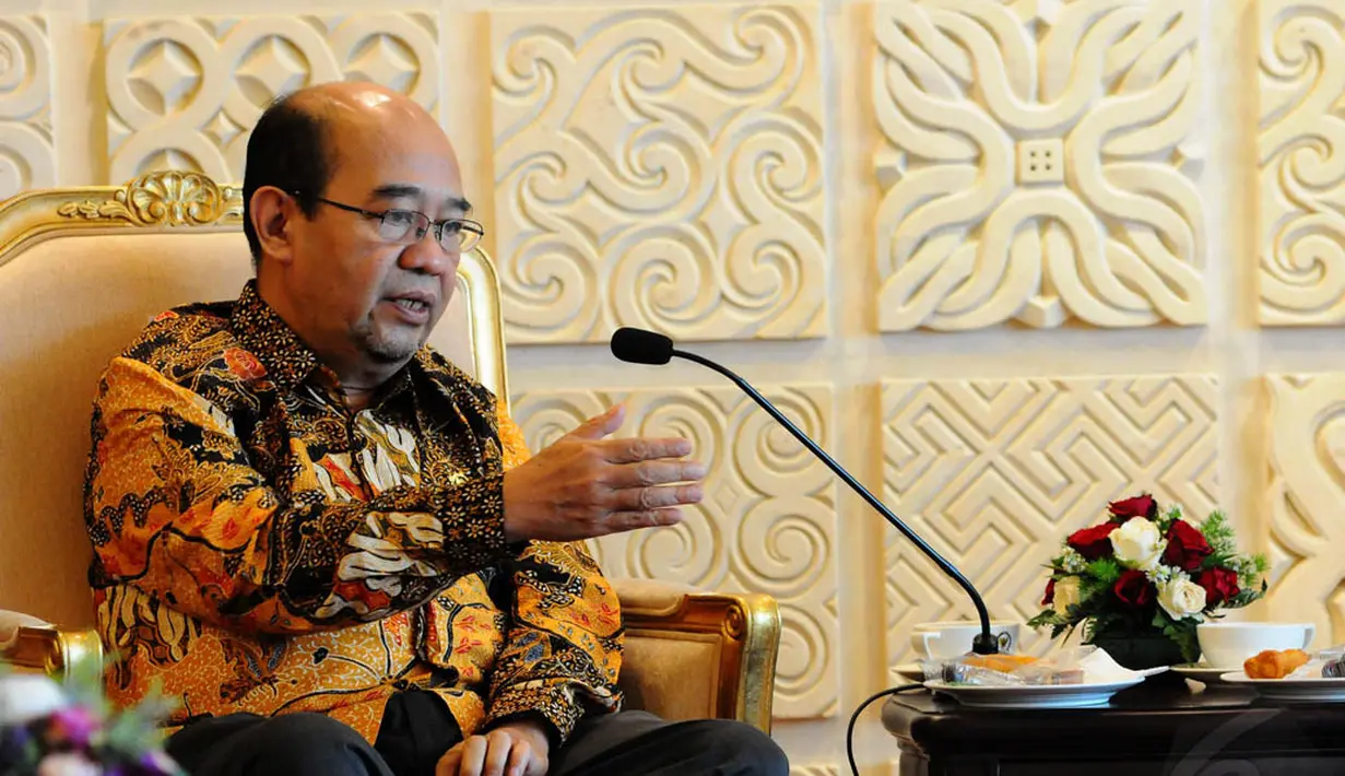 Ketua BPK RI, Harry Azhar Azis, saat melakukan pertemuan dengan Irman Gusman di ruang Pimpinan DPD RI, Gedung Parlemen, Jakarta, Jumat (14/11/2014). (Liputan6.com/Andrian M Tunay) 