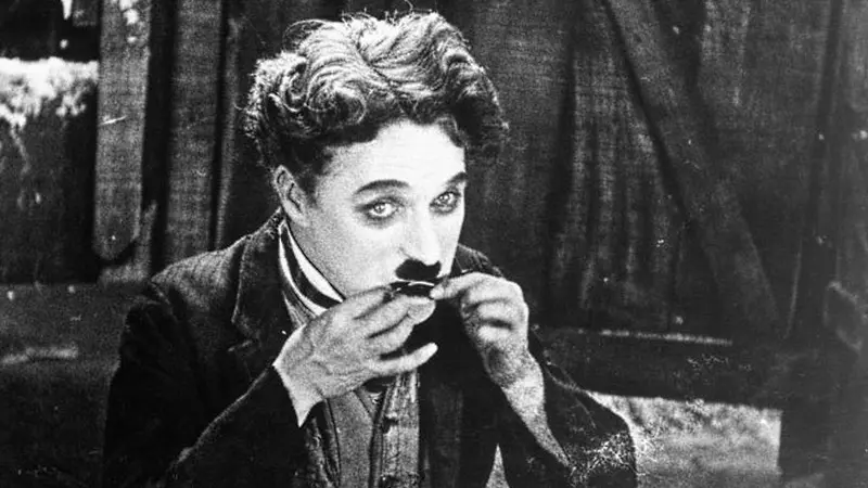 Charlie Chaplin adalah komedian legendaris