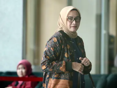 Komisioner KPU Evi Novida Ginting Manik tiba di Gedung KPK, Jakarta, Rabu (26/2/2020). Evi diperiksa sebagai saksi untuk tersangka staf Sekjen PDIP Hasto Kristiyanto, Saeful Bahri, terkait kasus dugaan penerimaan hadiah atau janji penetapan anggota DPR Terpilih 2019-2024. (merdeka.com/Dwi Narwoko)