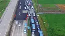 Antrean panjang sejumlah kendaraan saat keluar tol Pejagan, Jawa Tengah, Sabtu (2/7). Kemacetan panjang hingga 18 km terjadi dikarenakan antrean saat pembayaran pintu tol keluar. (Liputan6.com/Balgo Marbun)
