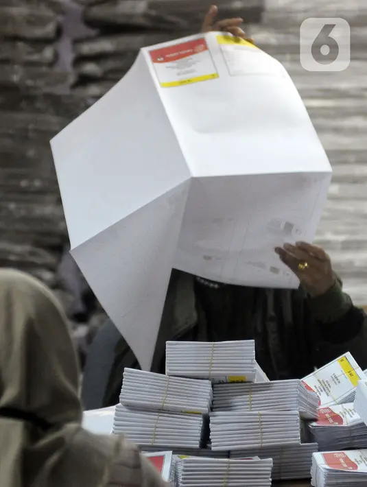 Surat suara yang dilipat dan disortir ada untuk pemilihan Dewan Perwakilan Rakyat (DPR) Dapil 3 DKI Jakarta. (merdeka.com/Imam Buhori)