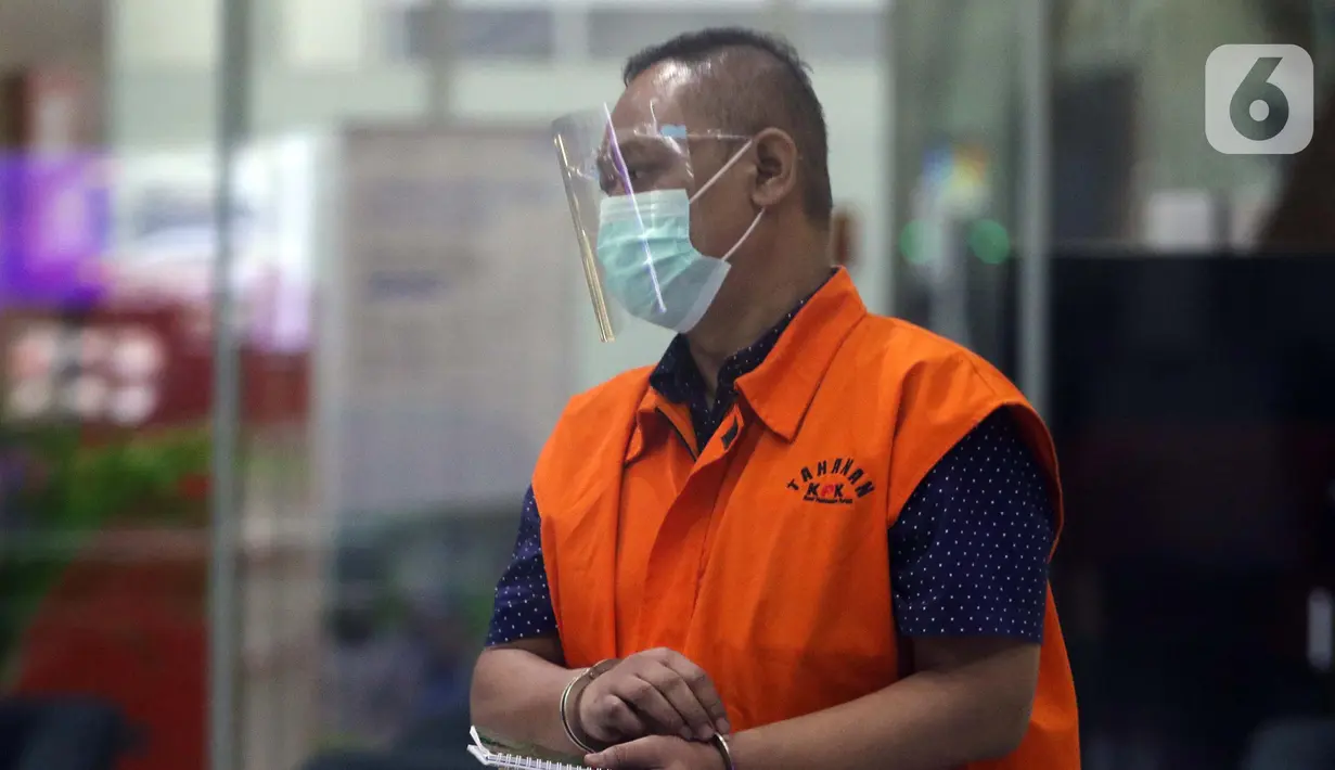 Pejabat Pembuat Komitmen (PPK) di Kementerian Sosial, Matheus Joko Santoso usai menjalani pemeriksaan lanjutan di Gedung KPK, Jakarta, Jumat (19/3/2021). Matheus Joko Santoso sebagai tersangka dugaan korupsi pengadaan bantuan sosial penanganan pandemi COVID-19. (Liputan6.com/Helmi Fithriansyah)