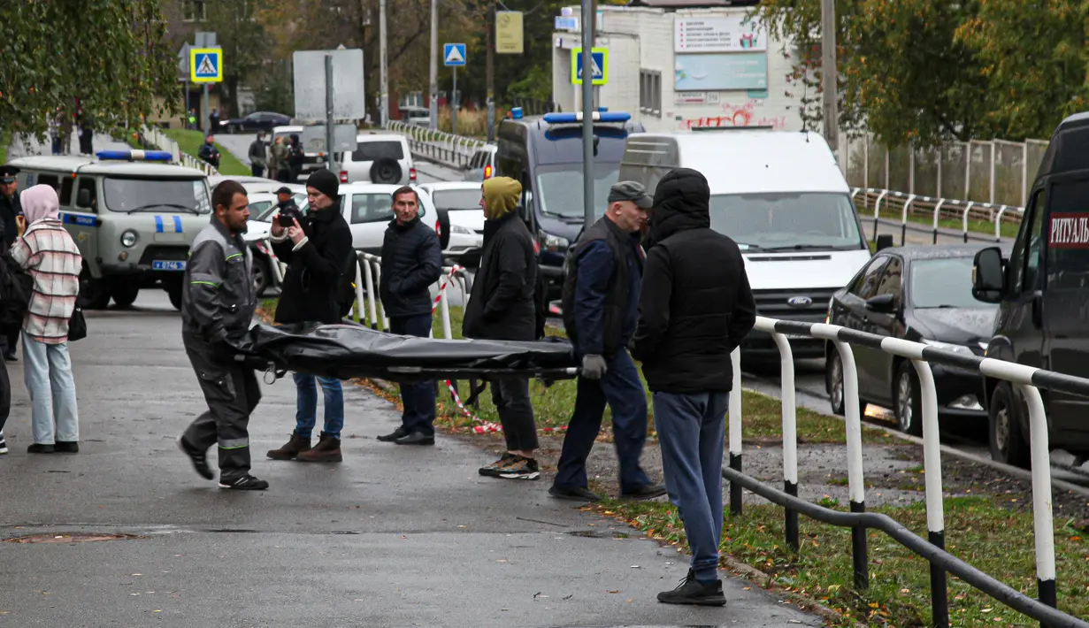 <p>Pekerja pemakaman membawa jasad korban di lokasi penembakan di Sekolah No. 88, Izhevsk, Rusia, Senin (26/9/2022). Penyidik mengidentifikasi pelaku penembakan bernama Artem kazantsev yang merupakan penduduk asli Izhevsk sekaligus alumni sekolah tersebut. (AP Photo)</p>