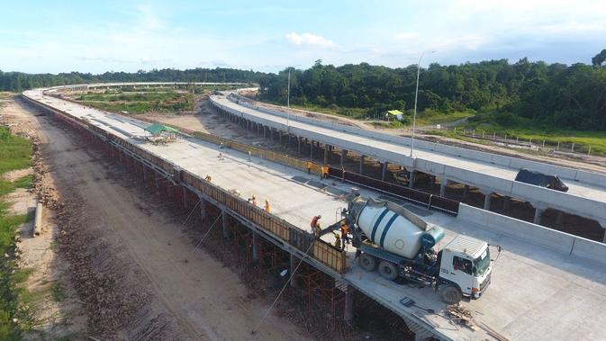 Proses pembangunan jalan tol Balikpapan-Samarinda. (Dok Jasa Marga)