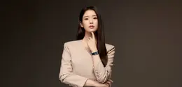 Aktris dan penyanyi Korea Selatan IU tampil formal saat dipilih jadi brand ambassador Jaeger-LeCoultre (Jaeger-LeCoultre)