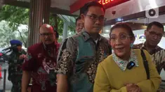 Mantan Menteri Kelautan dan Perikanan (KKP) Susi Pudjiastuti usai diperiksa sebagai saksi terkait kasus korupsi impor garam di Jampidsus Kejaksaan Agung, Jakarta, Jumat (7/10/2022). Penyidik Jaksa Agung Muda Tindak Pidana Khusus Kejaksaan Agung memeriksa mantan Menteri Kelautan dan Perikanan Susi Pudjiastuti sebagai saksi dalam perkara dugaan tindak pidana korupsi dalam pemberian fasilitas impor garam industri pada tahun 2016 sampai dengan 2022. (Liputan6.com/Herman Zakharia)